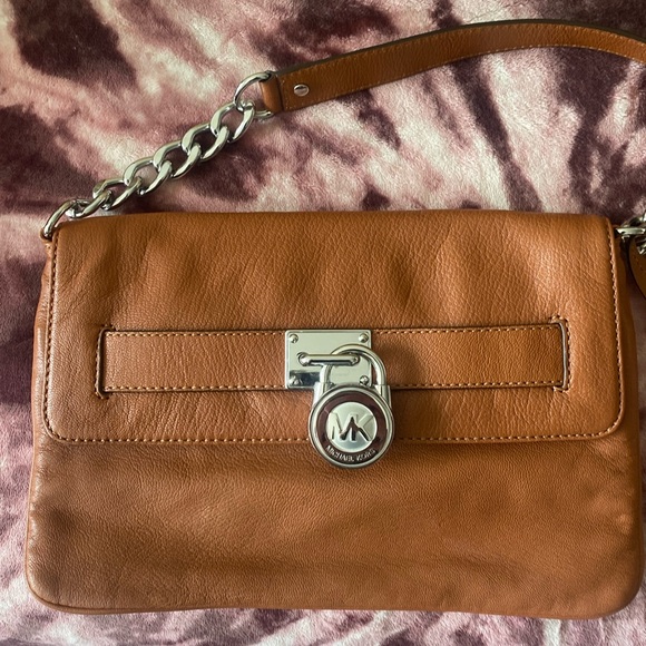 MICHAEL KORS leather shoulder purse. - Picture 1 of 8